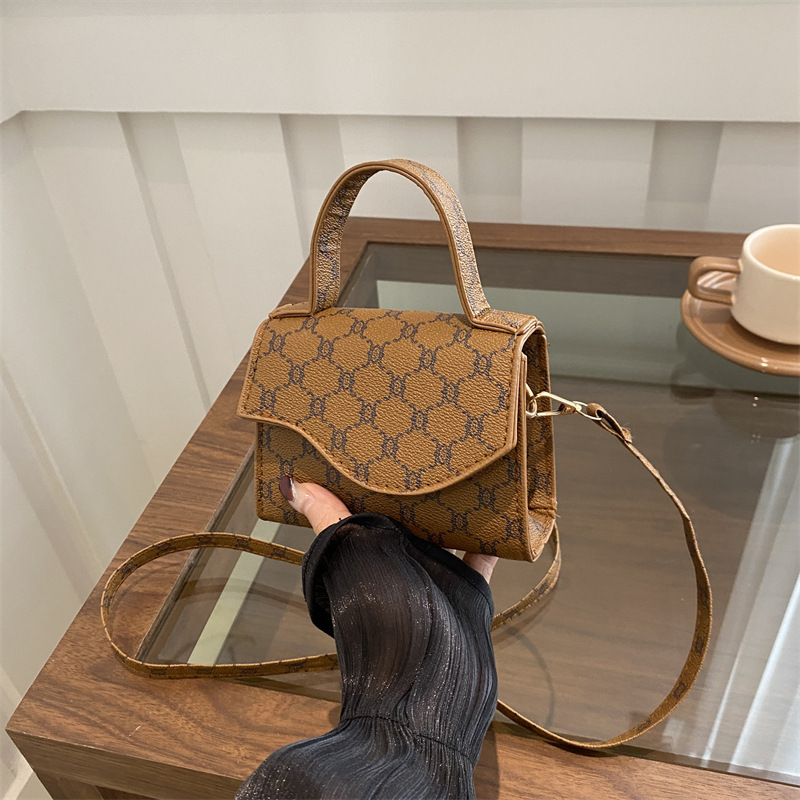 This 2024 new retro, simple and stylish autumn women's small square bag features a casual, trendy and elegant crossbody shoulder full figure