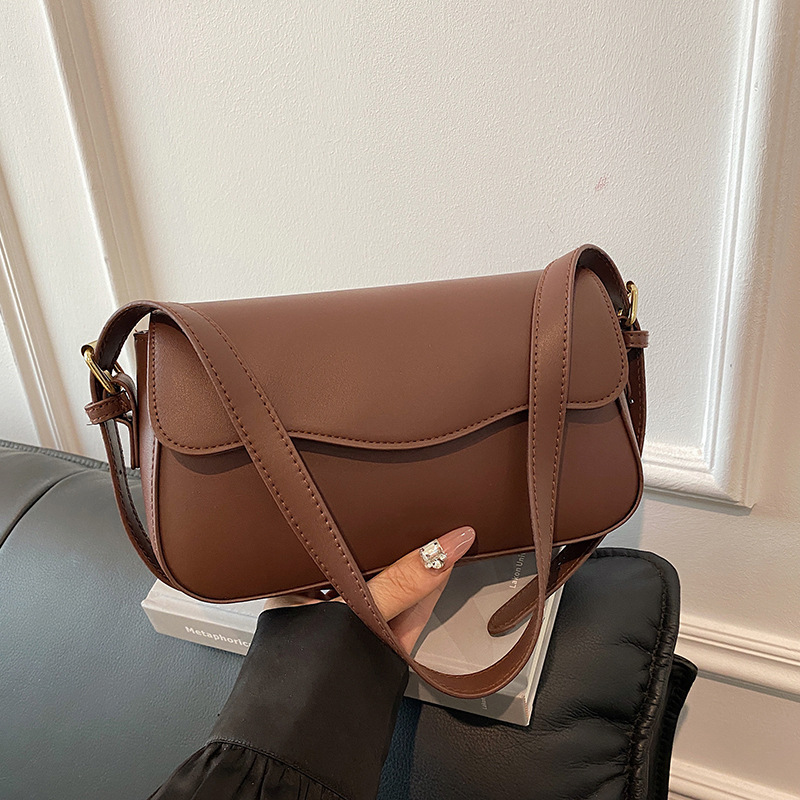 This high-quality small square bag is a simple single-shoulder bag for women in the autumn of 2024. It is a popular crossbody bag and a fashionable small square bag under the armpits full figure