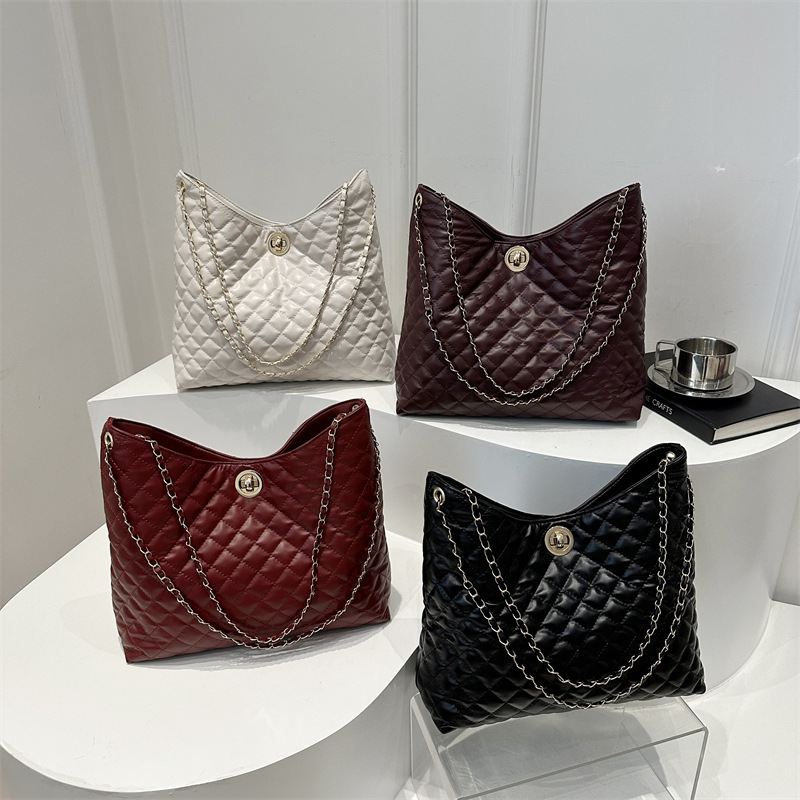 Underarm bag, women's bag, large capacity, 2024 new winter niche diamond-shaped chain bag, fashionable single-shoulder crossbody bag Application Scenario