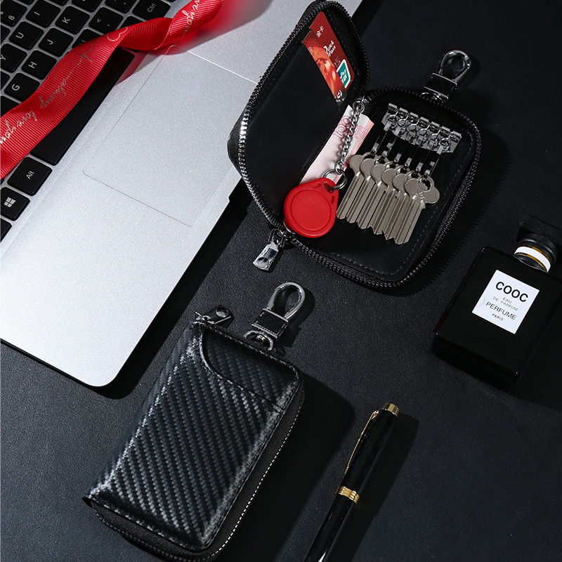 A best-selling multi-functional men's key case for foreign trade, featuring keys, keychains, waist hooks, and a large-capacity business carbon fiber key case Application Scenario