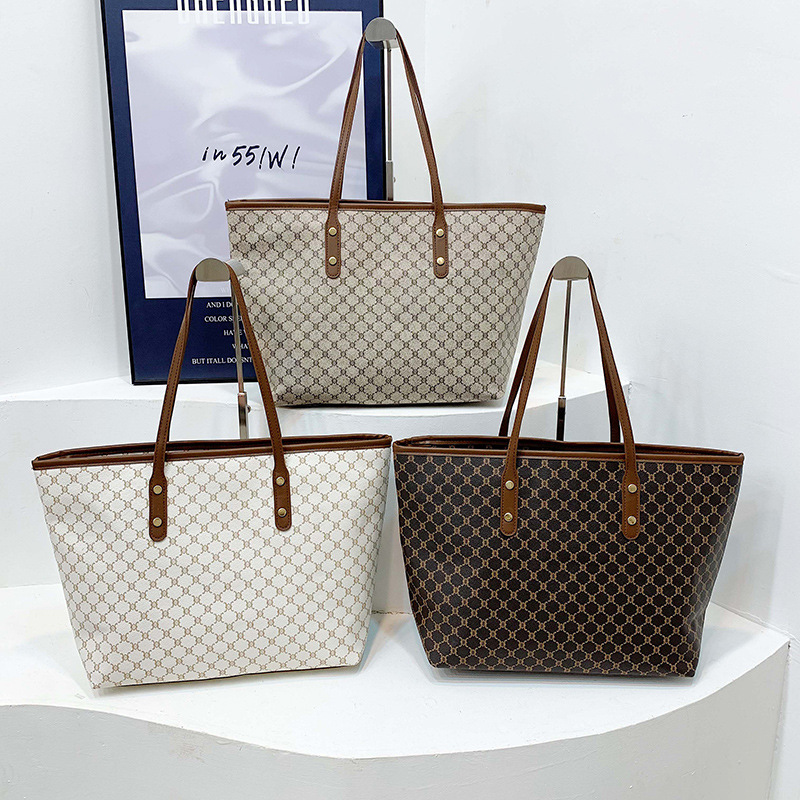 Commuter personalized large-capacity tote bag, new autumn 2024, elegant, niche and trendy single-shoulder bag, high-quality women's bag Application Scenario