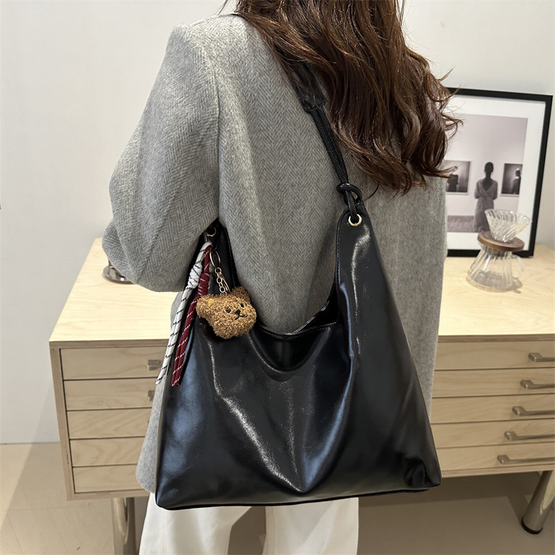 Soft leather large-capacity single-shoulder bag for winter 2024, versatile ins underarm bag, trendy handbag, tote bag for women Specification drawing