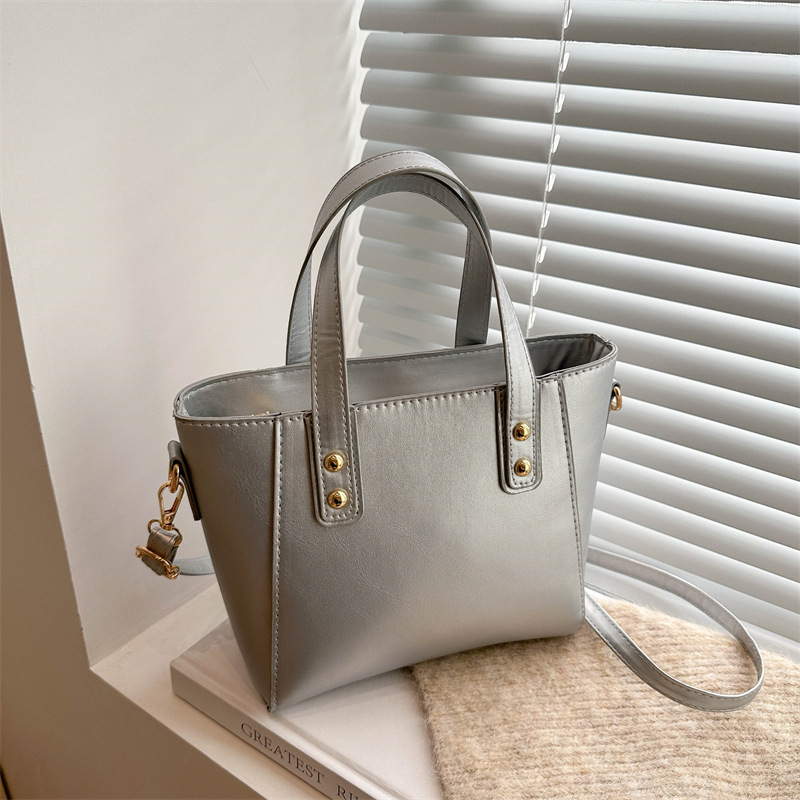 This year, the popular bucket bag for women is the 2024 new large-capacity versatile single-shoulder crossbody bag with a high-end feel full figure
