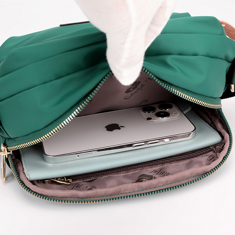Colorful Fox's new women's single-shoulder bag, Korean-style fashionable and trendy crossbody bag, portable phone key bag Application Scenario