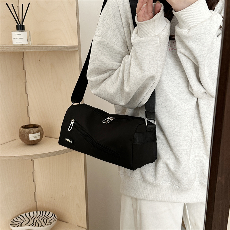 The new cross-border fashionable and simple crossbody bag, a casual commuting crossbody bag, a trendy bag, is popular among women this year details Picture
