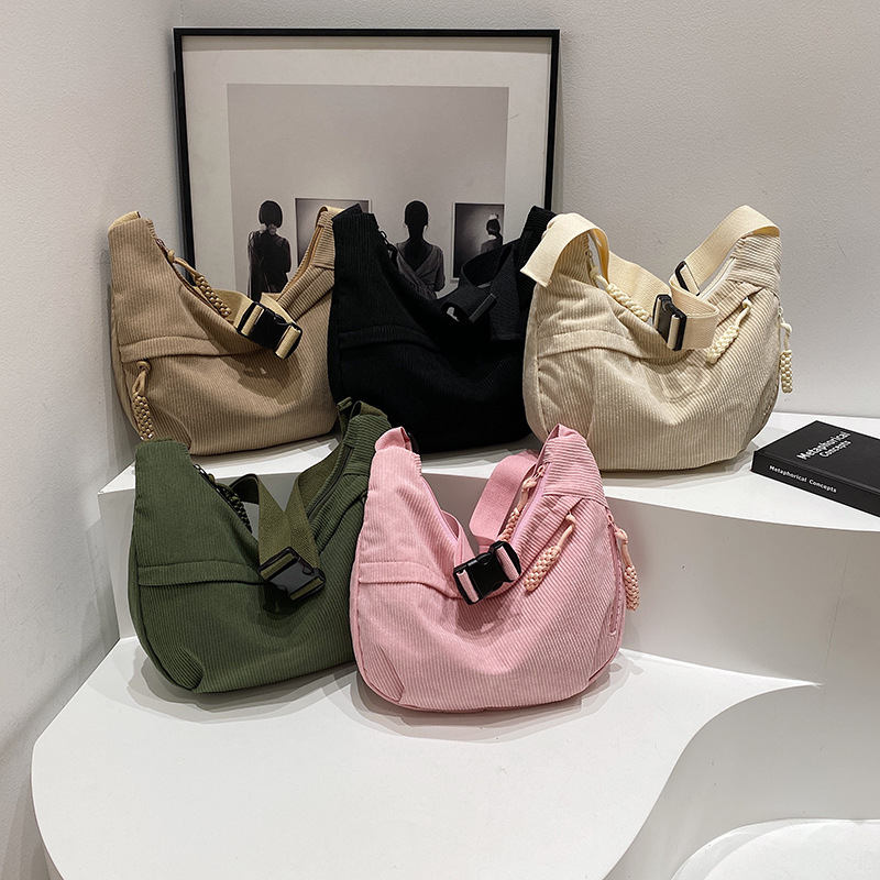 Dumpling bag Women's corduroy crossbody bag, large-capacity single-shoulder bag, casual women's bag, simple and versatile, sports commuting bag Application Scenario