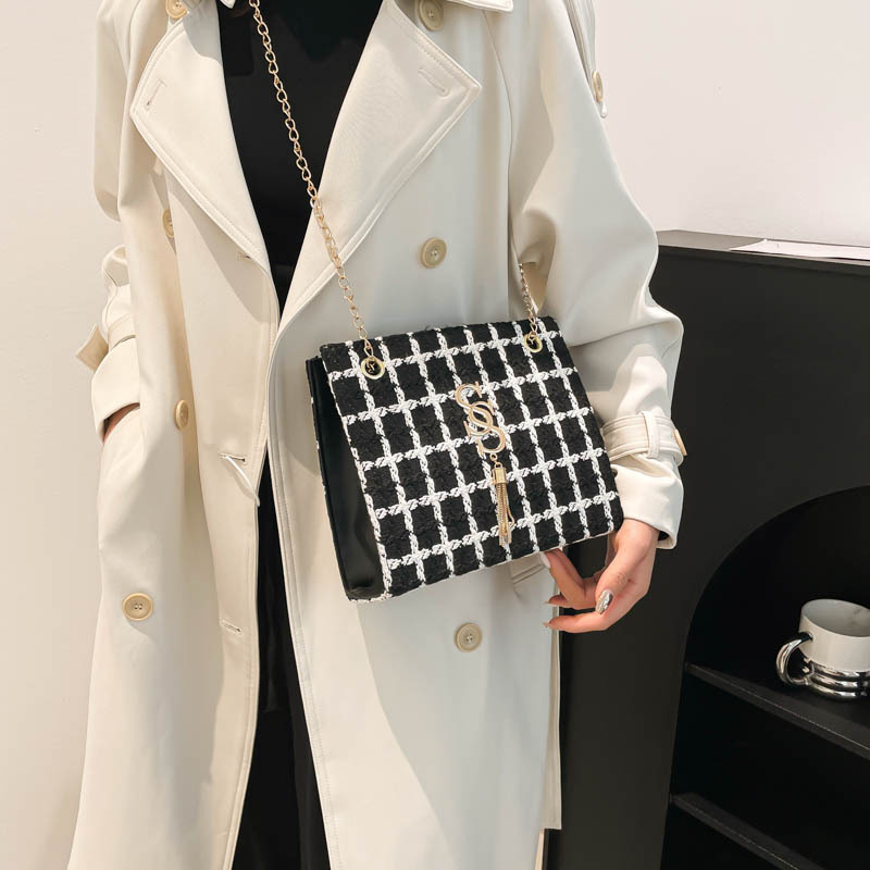 A grand, commuting, fashionable, simple and high-quality chain shoulder bag, a new winter 2024 checkered trendy underarm tote bag details Picture