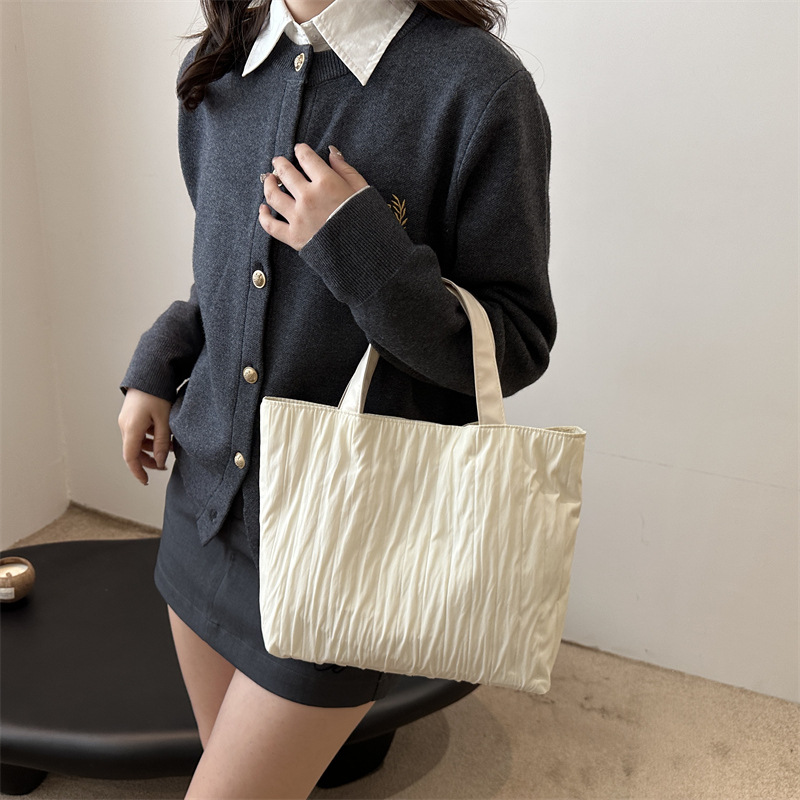 A new autumn/winter 2024 trendy solid color retro large-capacity single-shoulder bag for women, a versatile commuting handbag details Picture