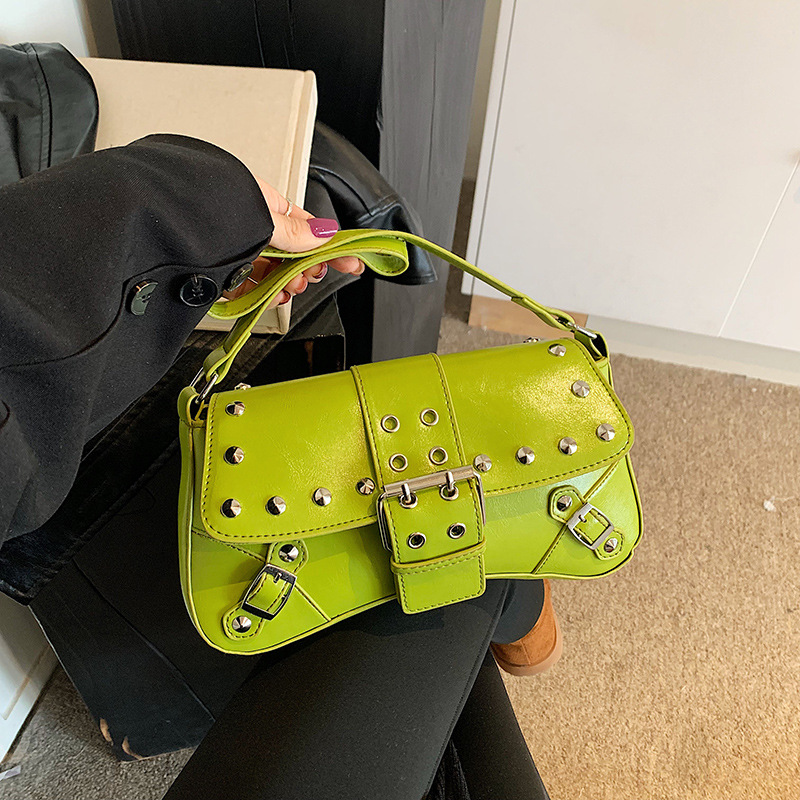 The new cross-border fashionable and simple single-shoulder bag, casual commuting crossbody bag, and trendy bag are the popular bags for women this year full figure
