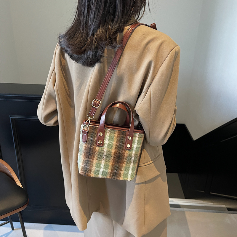 New 2024 stylish checkered handbag, single-shoulder underarm bag, women's large-capacity commuter tote bag Specification drawing