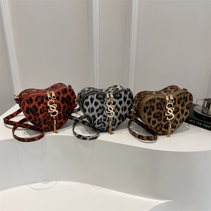 Fashionable heart single-shoulder coin purse, stylish leopard print accessory crossbody bag, 2025 new style heart-shaped bow chain bag Application Scenario
