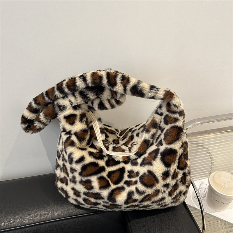 A niche design women's bag for autumn, a fashionable and trendy single-shoulder underarm bag, a beautiful hand-carry bag, and a personalized tote bag full figure