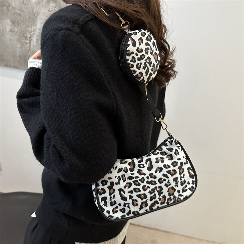 Women's leopard print underarm small square bag 2024 Winter new style European and American retro versatile fashion crossbody single-shoulder bag details Picture