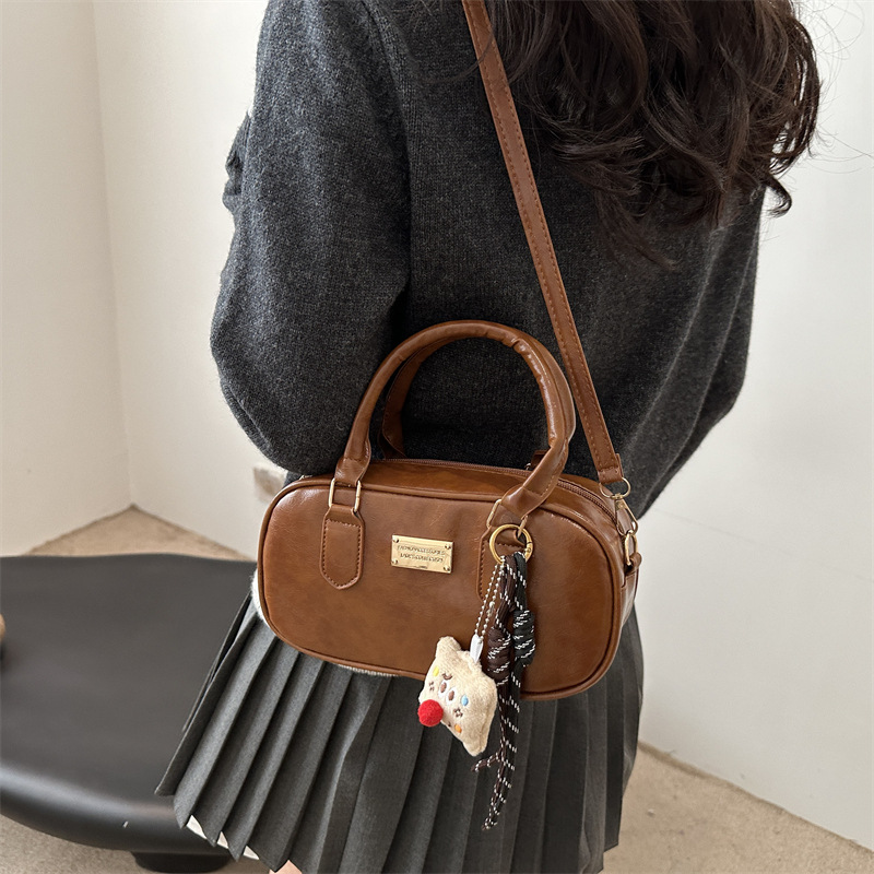 Spring 2025 new casual pendant, retro and simple, large-capacity design, single-shoulder, hand-carry, crossbody pillow bag for women details Picture