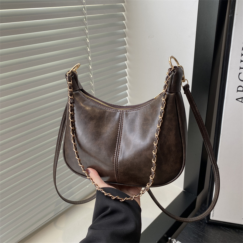 This year's popular underarm bags are the 2025 retro chain pillow bag, a fashionable and stylish single-shoulder bag, and a versatile crossbody bag full figure