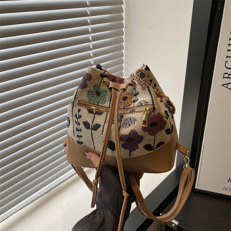 The 2024 new stylish autumn, individualistic, casual and trendy single-shoulder, crossbody, simple and trendy bucket bag for women full figure