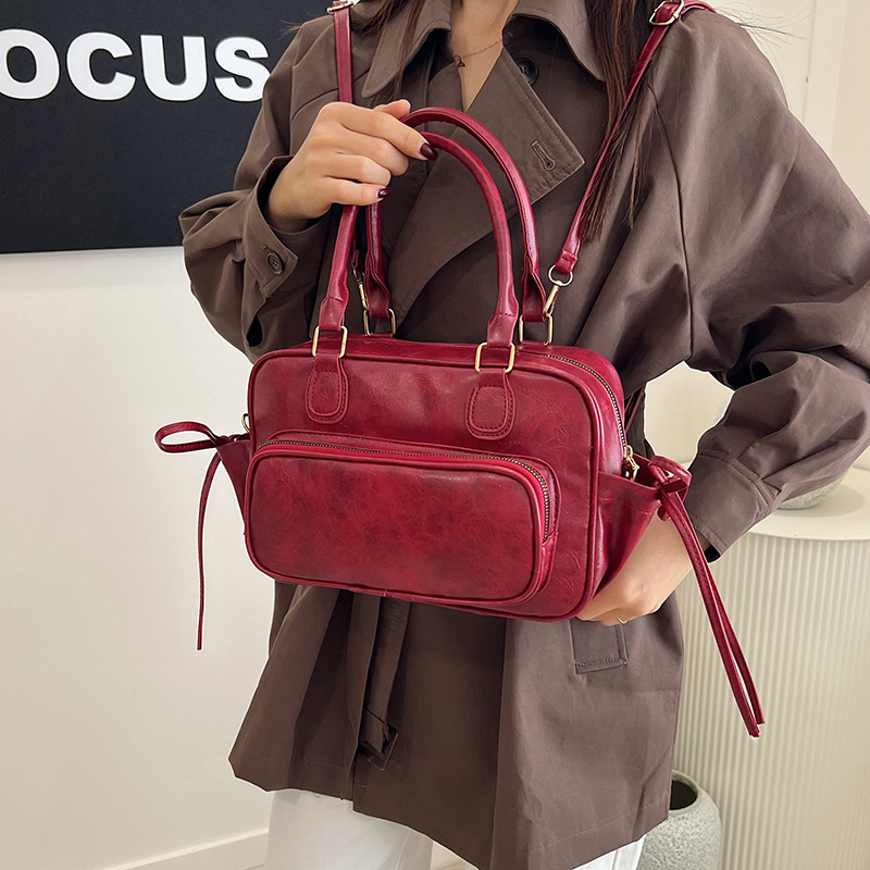 A niche design bag, a new 2024 fashionable casual backpack for women, a Korean-style retro commuter crossbody bag full figure