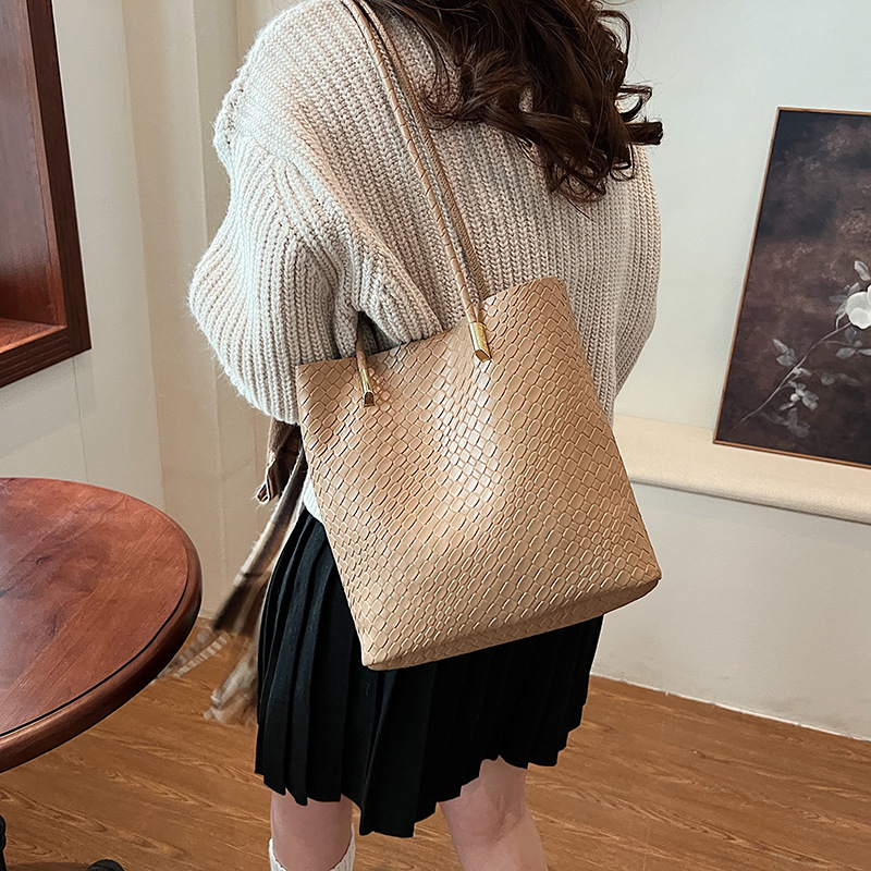A new winter 2024 fashion, versatile, retro, high-end, niche, large-capacity single-shoulder, crossbody tote women's bag details Picture