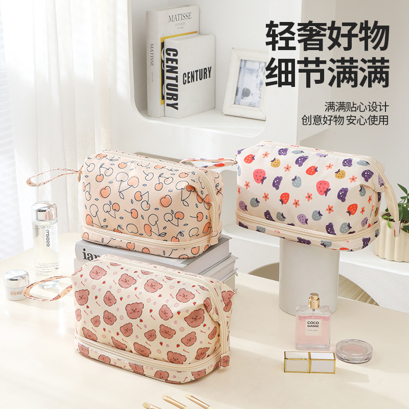 Runhui Twill Double-layer cosmetic Bag, patterned business trip and travel toiletry bag, large-capacity double-layer cosmetics storage bag Application Scenario