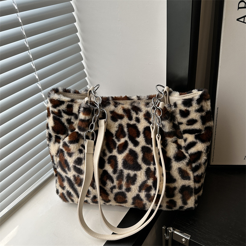 A plush leopard print personalized single-shoulder bag for women, a new autumn/winter 2024 versatile ins underarm bag and a casual tote bag full figure