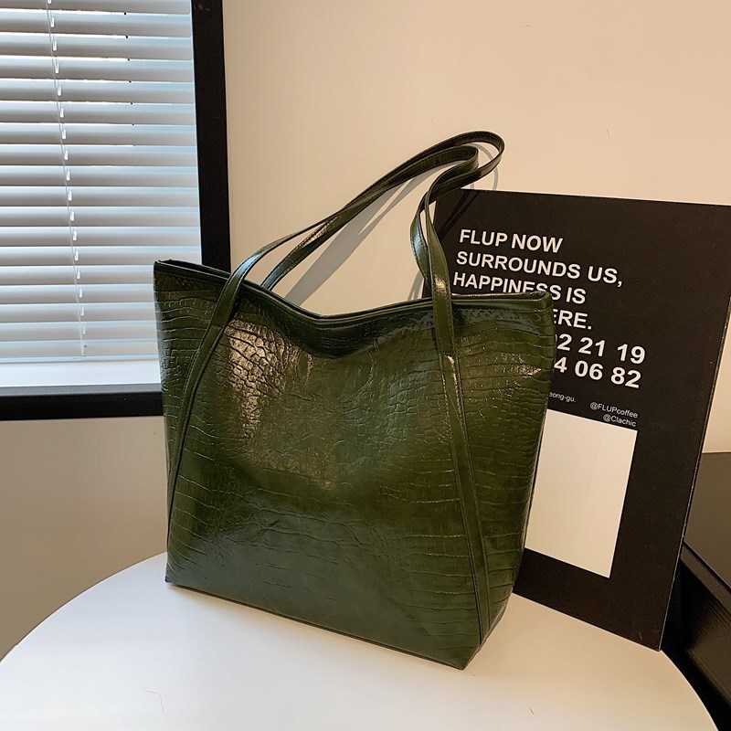 New large-capacity women's bags for autumn and winter, fashionable shiny crocodile pattern retro style tote bag, high-end shoulder bag, cross-border full figure