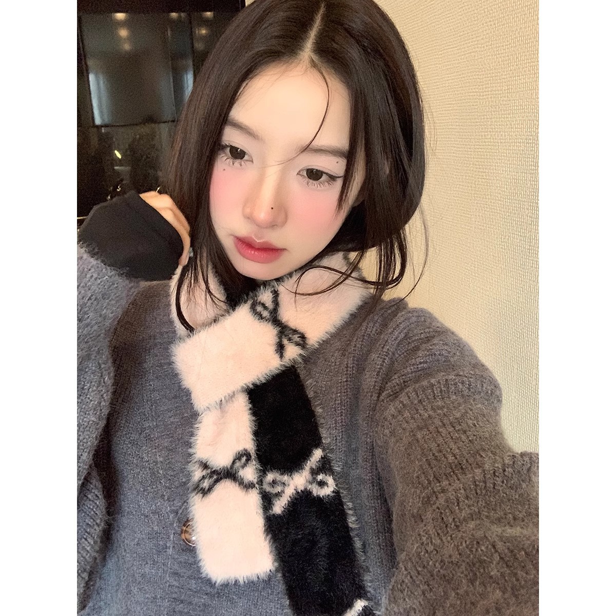 A narrow and long knitted scarf with a contrasting color bow, a Korean style Instagram autumn and winter fashion and warmth, a fluffy scarf for women Specification drawing