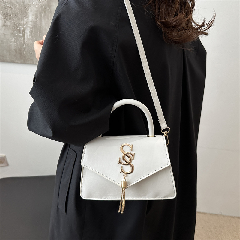 This year, high-end handbags are in vogue for ladies. The 2024 new fashion single-shoulder crossbody bag is versatile and stylish details Picture