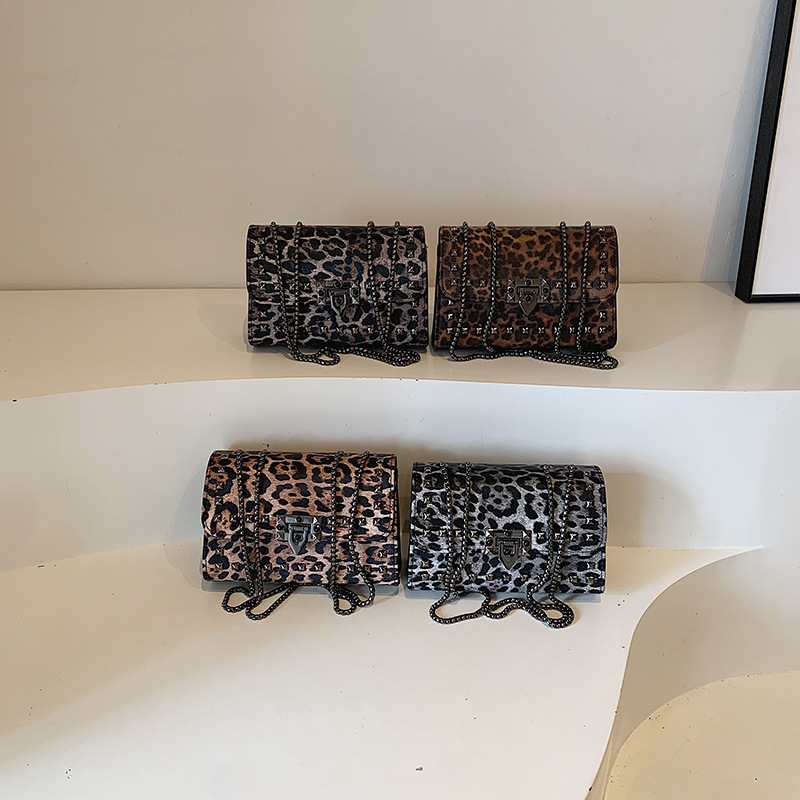 The 2024 new cross-border women's handbag features a stylish and retro chain leopard print bag with a unique and distinctive crossbody design Application Scenario