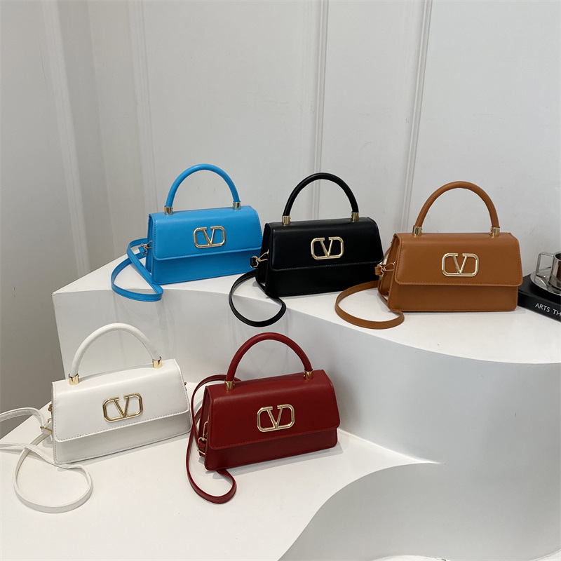 A new 2024 French high-end commuter hand-held small square bag for women, a trendy and fashionable commuter style single-shoulder crossbody bag Application Scenario