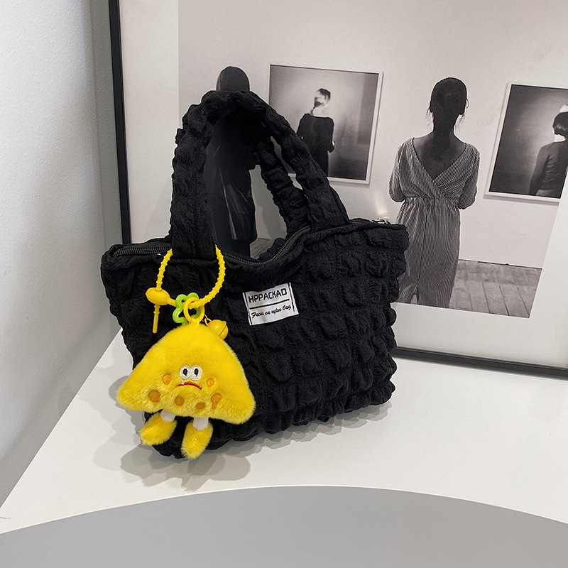 The 2024 new trendy and fashionable pleated tote bag is a casual and versatile single-shoulder crossbody bag that is selling well among women Specification drawing