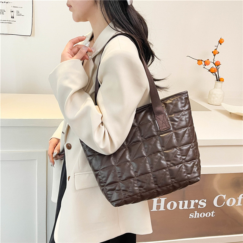 New cotton-padded jacket bag 2025, new texture solid color handbag, trendy and simple, large-capacity diamond-shaped single-shoulder tote bag Specification drawing