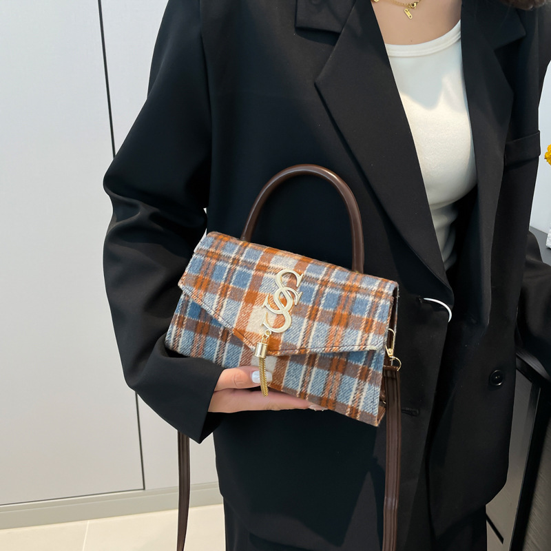 A high-end textured checkered hand-held small square bag for women, a new winter 2024 fashionable fringed single-shoulder bag, a versatile and trendy crossbody bag Specification drawing