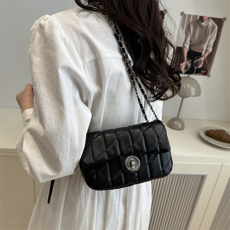 Xiu Xian 2025 Fashion New Style, popular simple solid color casual chain, elegant crossbody single-shoulder small square bag for women details Picture