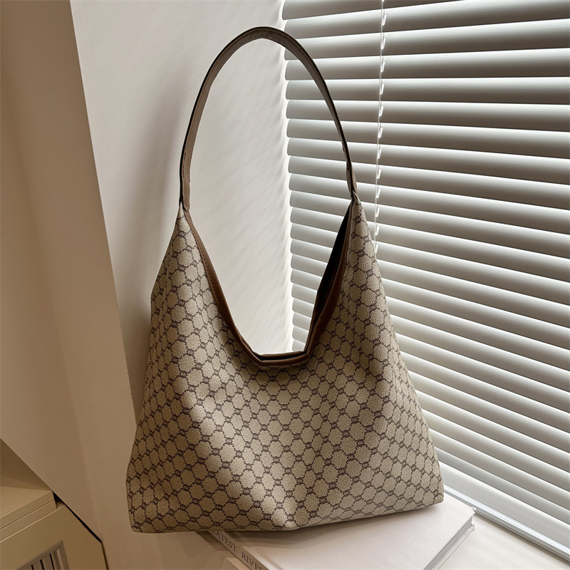 Personalized commuter underarm tote bag 2024 Winter new style, elegant and niche design, single-shoulder hand-carry women's bag full figure