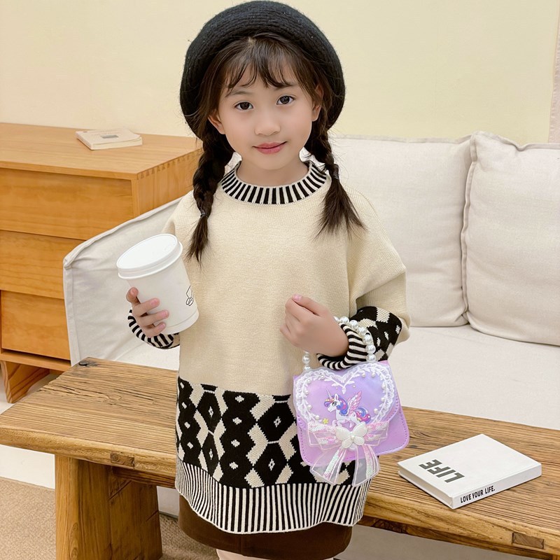 This year, the cross-border little girl Aisha's single-shoulder bag is a trendy and fashionable pearl handbag and a Korean-style children's crossbody bag details Picture