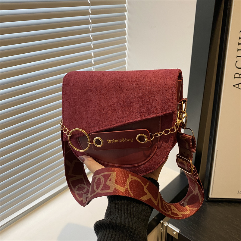 New semi-round bag in solid color crossbody bag, elegant wide shoulder strap saddle bag 2024, fashionable matte design trendy single-shoulder bag full figure