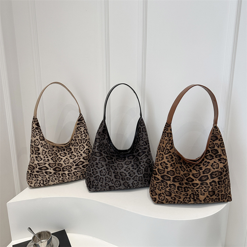 Cross-border fashion leopard print women's bag, underarm bag, 2024 winter new single-shoulder bag, Korean style trendy retro tote handbag Application Scenario