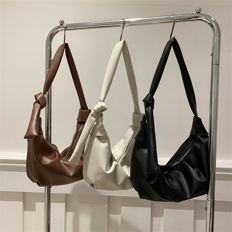 Korean-style ins large-capacity retro soft skin pleated dumpling bag, laid-back style, casual and artistic commuting single-shoulder crossbody bag Application Scenario