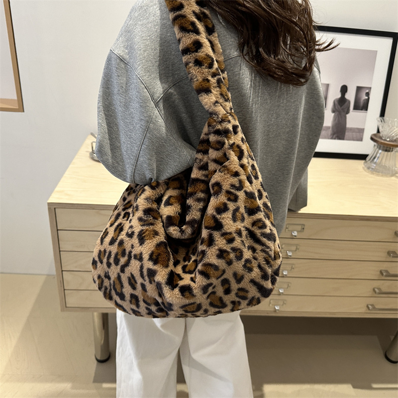 Flower single-shoulder furry bag Autumn and winter new ins trendy niche handbag, single-shoulder Korean-style cool tote bag Specification drawing