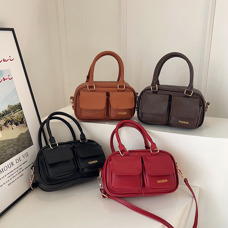 A trendy and retro style for women carrying small bags in 2025, a niche Korean single-shoulder crossbody pillow bag for commuting Application Scenario