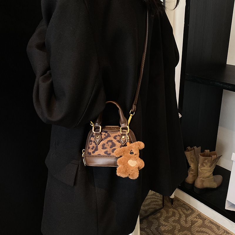 The 2025 new Korean color-blocking design will charm you with its cute shell bag and elegant headphone opening red envelope crossbody bag details Picture