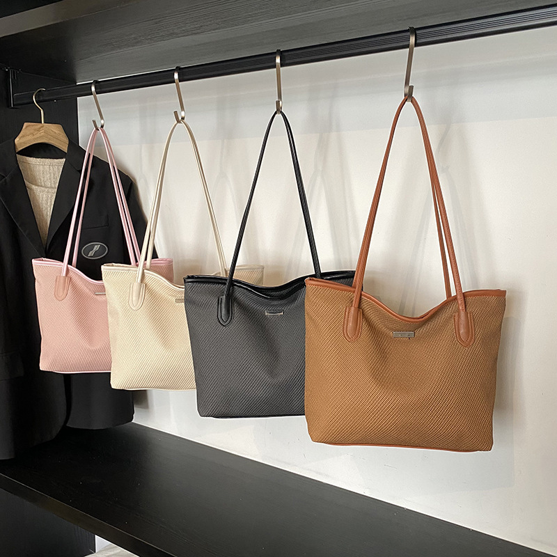 Cross-border high-end retro large-capacity single-shoulder bag for women 2025 new style, casual and versatile, commuting hand-carry underarm bag trend Application Scenario