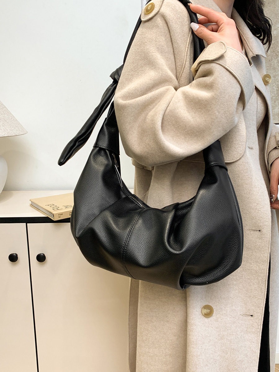 Large-capacity retro pleated bag for women, 2024 new style dumpling bag, solid color, fashionable and casual single-shoulder crossbody bag Application Scenario