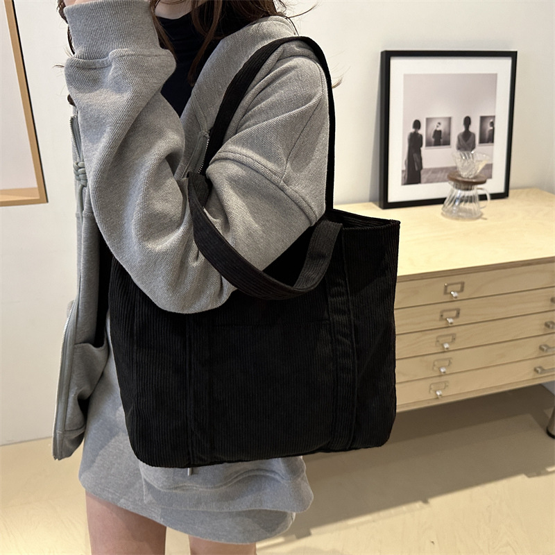 A niche design Japanese spring commuting thickened corduroy tote bag, a casual and artistic underarm bag, and a simple crossbody bag details Picture