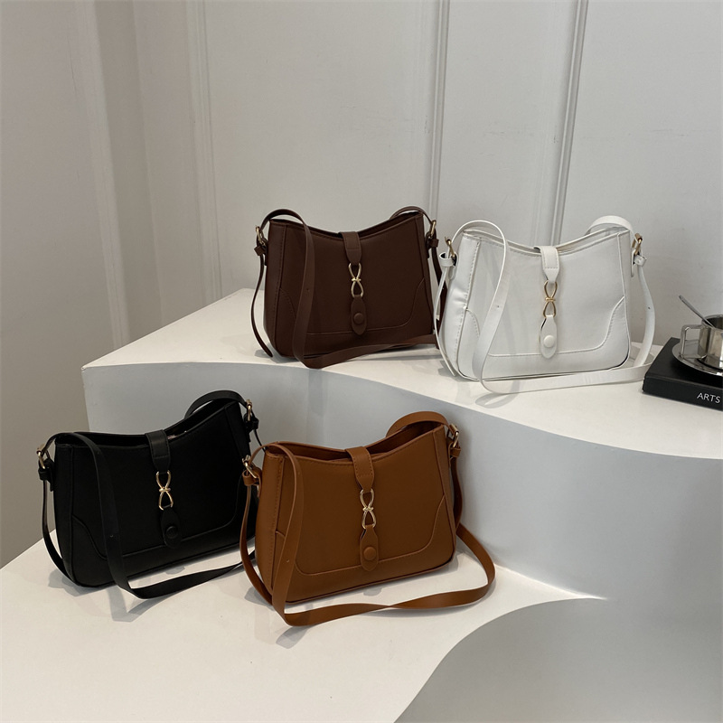 The 2024 new single-shoulder baguette bag with French style and niche design is a simple and versatile commuter crossbody bag for women Application Scenario