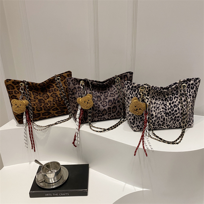 Retro matte large-capacity leopard print bag for women, 2024 new winter crossbody bag, single-shoulder commuter tote bag Application Scenario