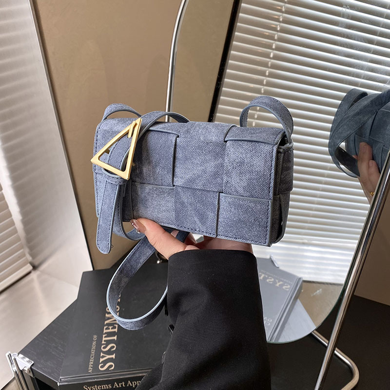 A niche woven handbag for women, a new spring 2025 fashion and simple square bag, a retro and trendy crossbody bag for women full figure