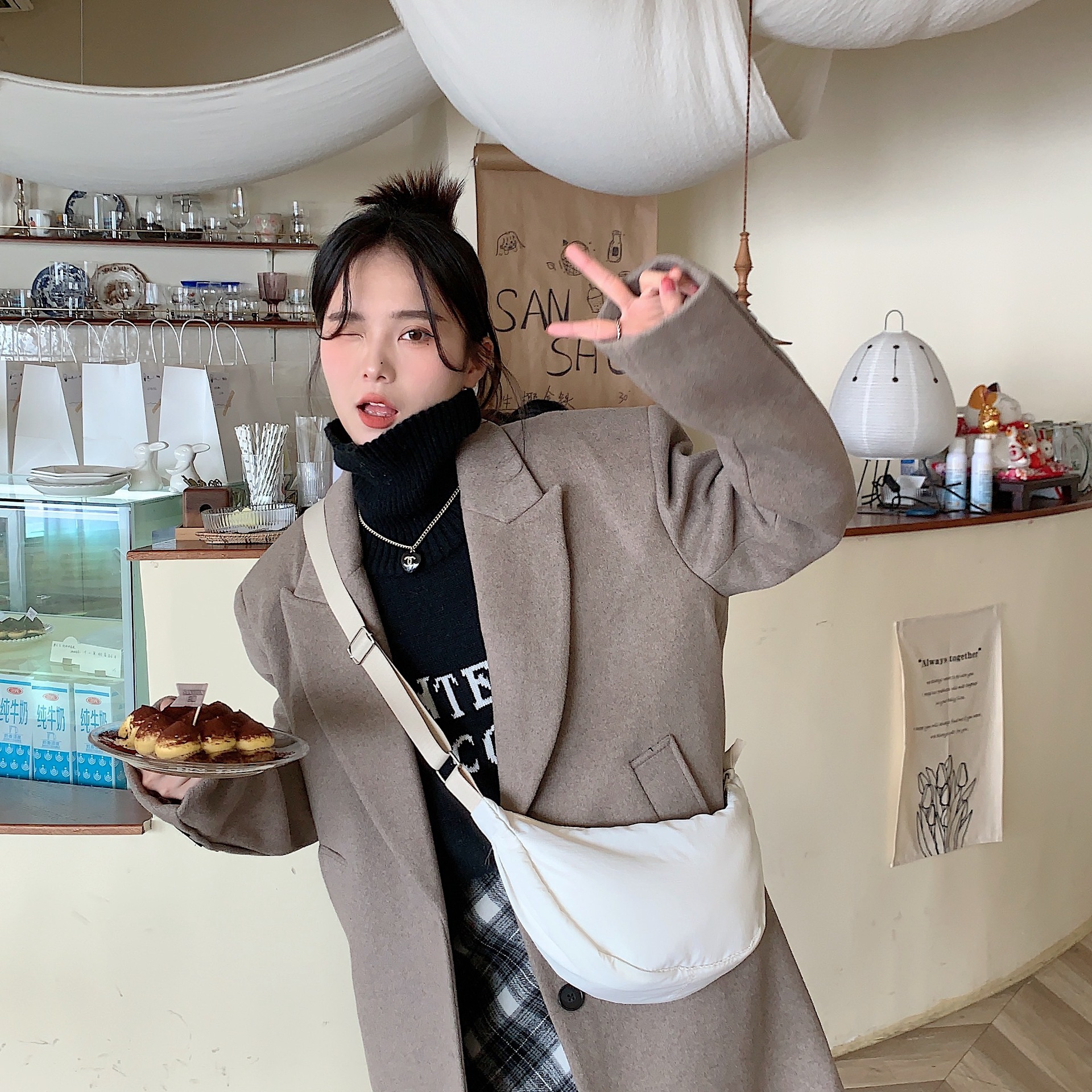 1982 retro, stylish and fashionable student underarm bag, single-shoulder crossbody bag, horn-shaped small bag, women's wholesale light trend Item Picture