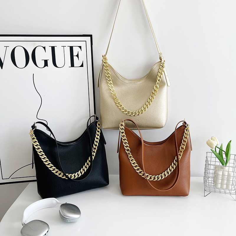This versatile single-shoulder bag is a new model for women in 2025. It features a stylish European and American style, a casual large bag with a soft leather feel for commuting tote Application Scenario