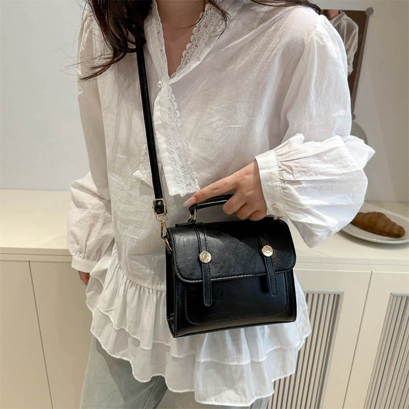 This is a simple and fashionable handbag with a commuting feel. It is a versatile Instagram single-shoulder crossbody bag and a small square bag for women Specification drawing